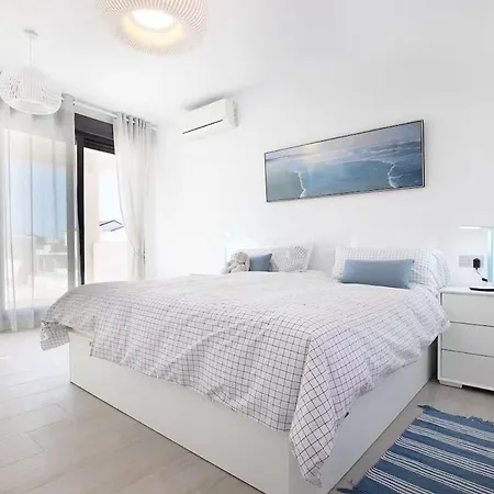 Duplex With Ocean Views, Pool, And 100m Away Lejlighed